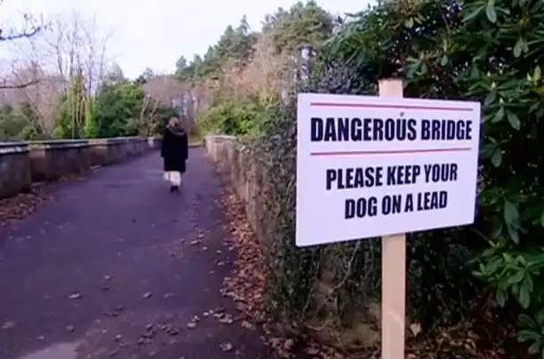 DANGEROUS BRIDGE - Keep dogs on a lead (پل خطرناک - سگها را با قلاده نگه دارید)
