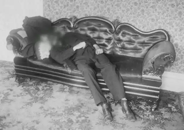 تصویر واقعی جسد اندرو بوردن در صحنه جرم روی مبل خانه؛ اسناد پرونده لیزی بوردن